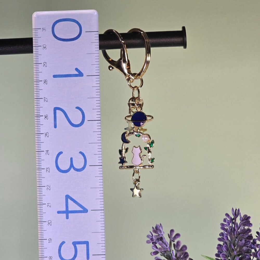 Cat Admiring the Starry Sky Keychain Gold Tone (NWOT) - Picture 2 of 5